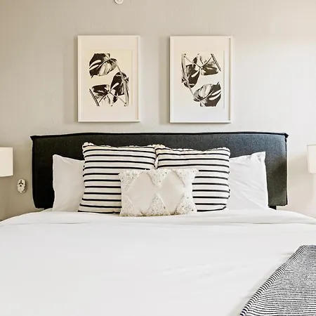 Stylish City Retreat - King Beds - Walk To Sloans Lake